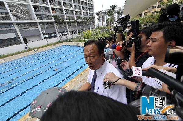 郭台铭赴富士康遭围堵 就跳楼事件鞠躬致歉(图)