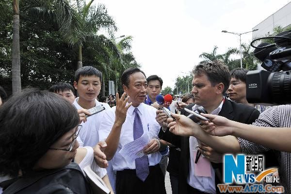 郭台铭赴富士康遭围堵 就跳楼事件鞠躬致歉(图)