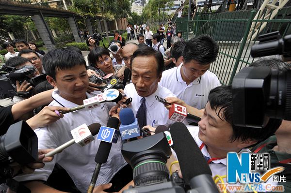 郭台铭赴富士康遭围堵 就跳楼事件鞠躬致歉(图)