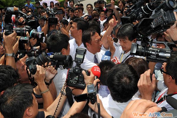 郭台铭赴富士康遭围堵 就跳楼事件鞠躬致歉(图)