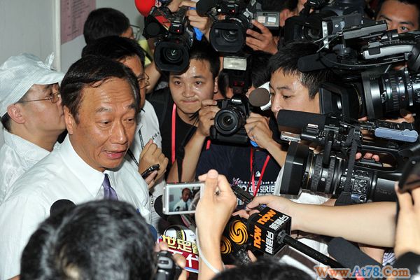 郭台铭赴富士康遭围堵 就跳楼事件鞠躬致歉(图)