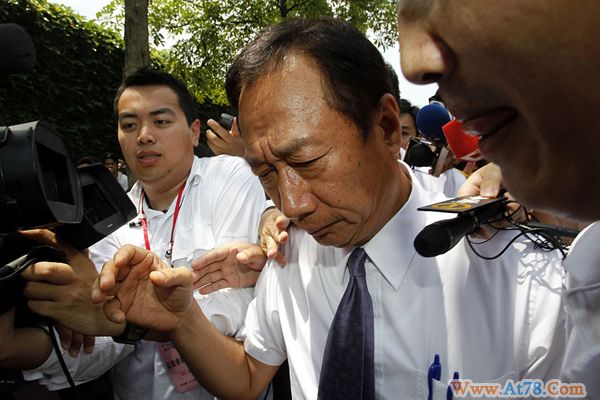 郭台铭赴富士康遭围堵 就跳楼事件鞠躬致歉(图)