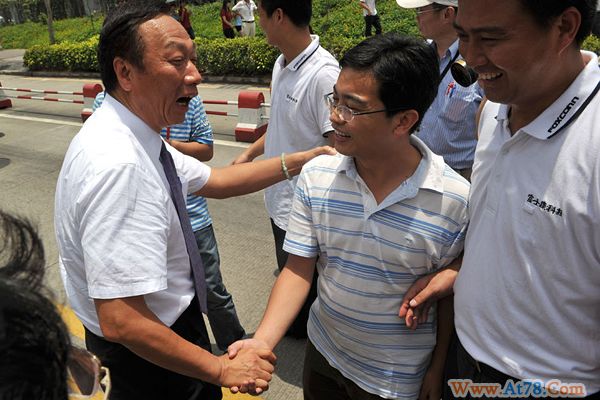 郭台铭赴富士康遭围堵 就跳楼事件鞠躬致歉(图)