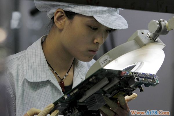 郭台铭赴富士康遭围堵 就跳楼事件鞠躬致歉(图)