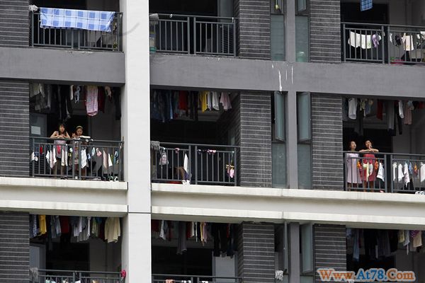 郭台铭赴富士康遭围堵 就跳楼事件鞠躬致歉(图)