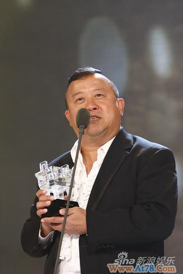 组图：曾志伟华鼎之夜获殊荣发表感言心情好