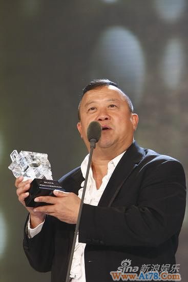 组图：曾志伟华鼎之夜获殊荣发表感言心情好