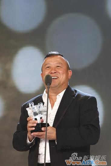 组图：曾志伟华鼎之夜获殊荣发表感言心情好