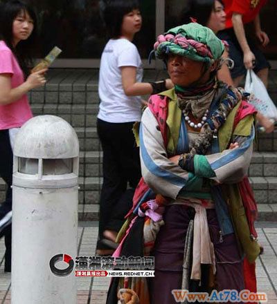 网友曝光七彩混搭“犀利姐” 盼其有好归宿