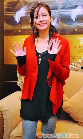 林嘉欣加拿大休假被传息影经纪人称下月有活动