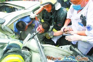 北京8车连环相撞 被撞车主不计前嫌联手救人