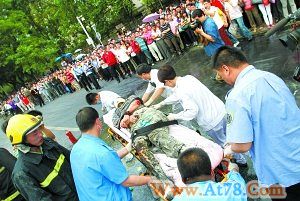 北京8车连环相撞 被撞车主不计前嫌联手救人