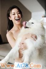 名模隋棠豪放半裸抱狗获百万酬劳自言习惯(图)