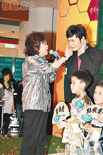 黄晓明赴港没与绯闻女友见面自曝被夸唱功好