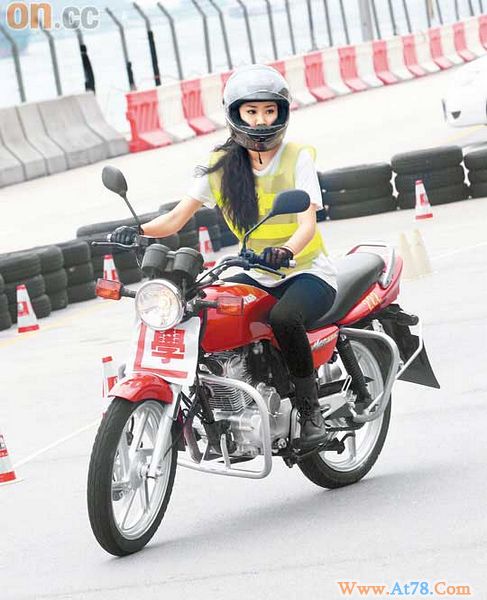 吴雨霏学开摩托车上斜坡多次熄火求救(图)