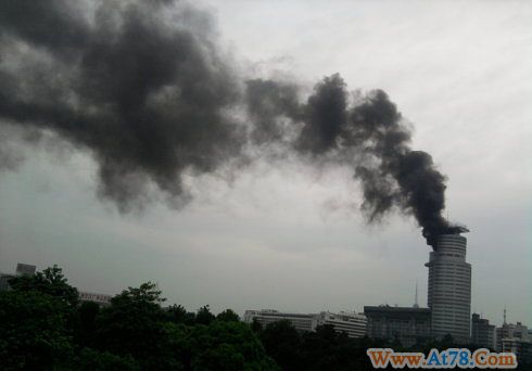 广东省电台顶楼13层发生大火(组图)