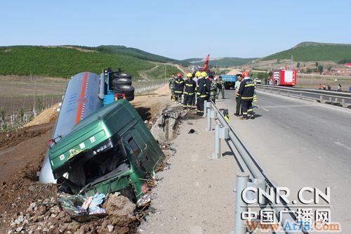 黑龙江鹤大公路液化气车侧翻两人受伤(图)
