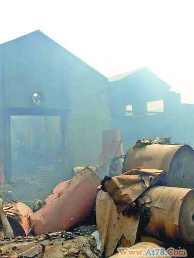 浙江慈溪一家造纸厂发生火灾一天一夜未扑灭