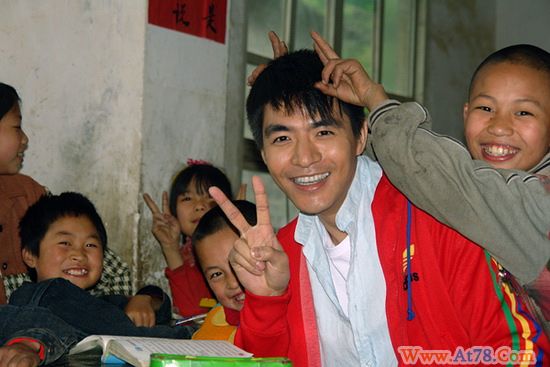 李学庆六一扮体育老师运动高手不敌小学生(图)