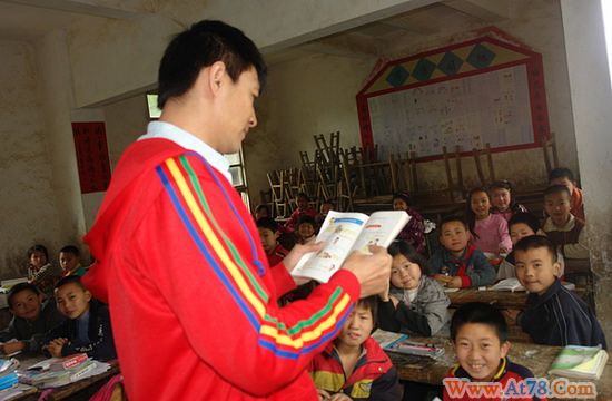 李学庆六一扮体育老师运动高手不敌小学生(图)