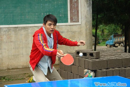 李学庆六一扮体育老师运动高手不敌小学生(图)