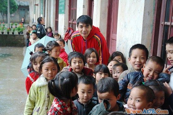 李学庆六一扮体育老师运动高手不敌小学生(图)