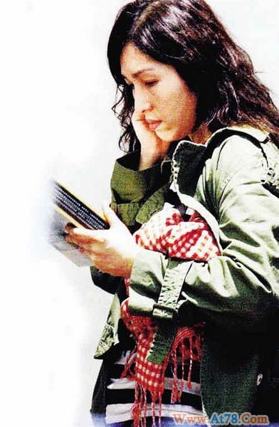 古巨基被曝将当爸 女友挺着大肚子逛超市(附图)