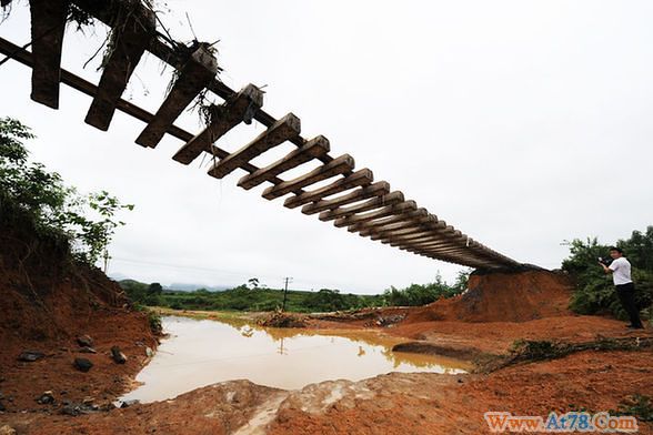 广西部分地区遭遇特大暴雨 铁路断线学校被淹