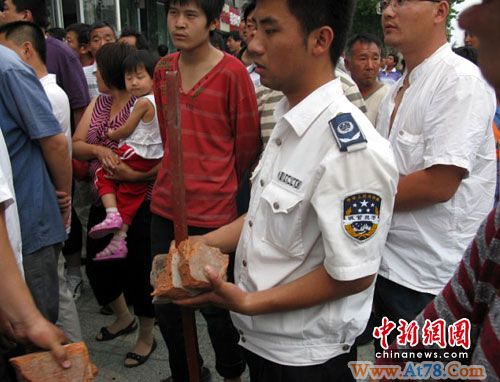 河北邢台城管与银行职员械斗 5人重伤(组图)