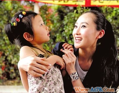 “龙女郎”林鹏北京看望自闭症儿童(图)