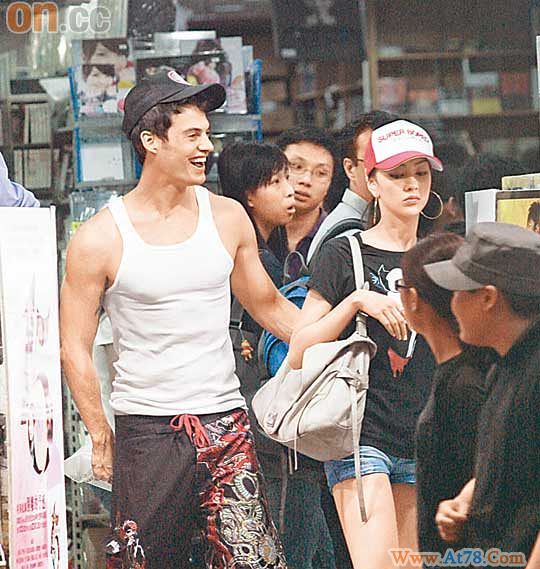 JessicaC.与男友街头拍拖上演火辣真人秀