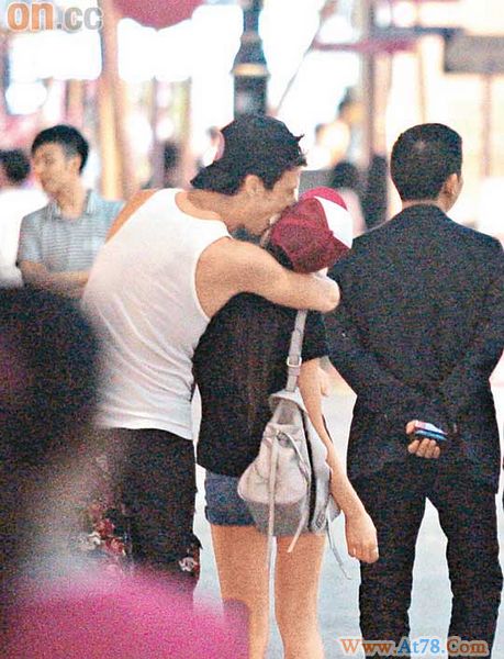 JessicaC.与男友街头拍拖上演火辣真人秀