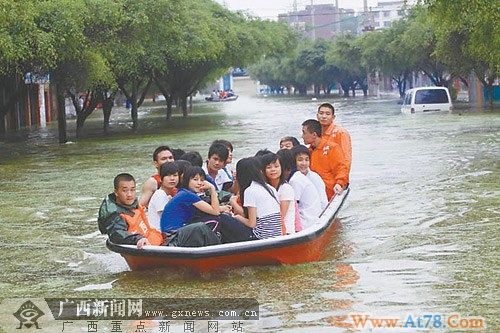 广西来宾上千被暴雨围困师生安全转移