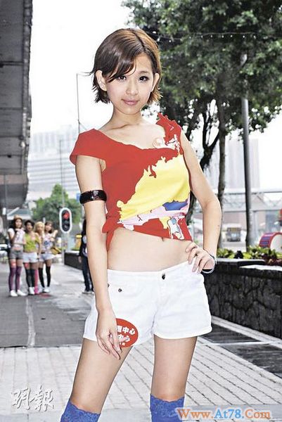 周秀娜出席足球活动穿超低腰裤秀蛮腰(组图)