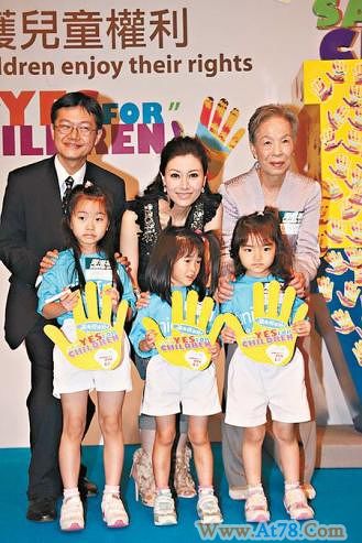 李嘉欣称老公默许性感出镜否认为家姐介绍富豪