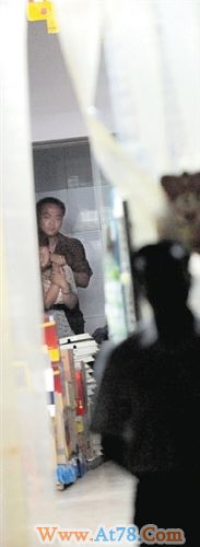 郑州1名男子劫持人质与警方对峙(组图)