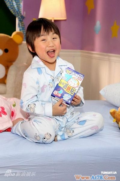 小彬彬父子做代言演发烧秀3秒落泪获赞(组图)