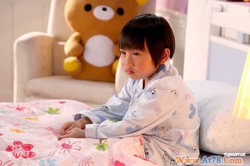 小彬彬父子做代言演发烧秀3秒落泪获赞(组图)