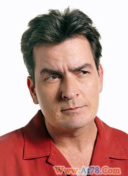 家暴男星查理-辛认罪获刑30天和CBS续约2年