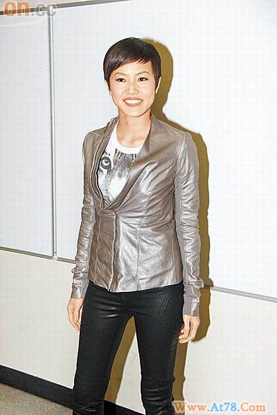 众星儿童节上传童年照片应景何韵诗女大十八变