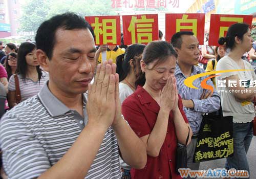 长沙高考首日家长在考场外合掌祝福孩子(组图)