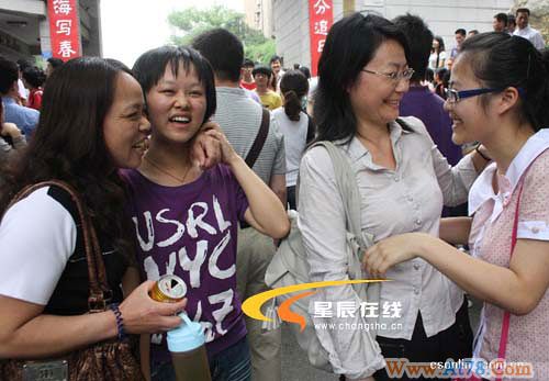 长沙高考首日家长在考场外合掌祝福孩子(组图)