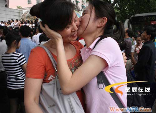 长沙高考首日家长在考场外合掌祝福孩子(组图)