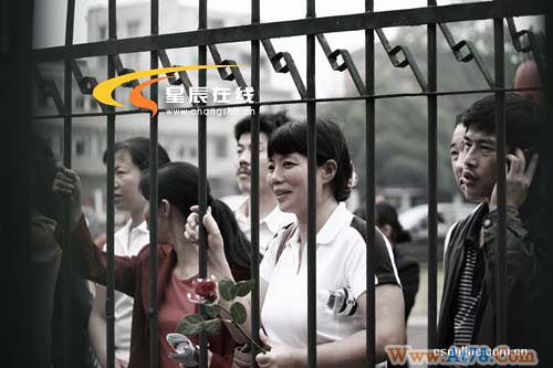 长沙高考首日家长在考场外合掌祝福孩子(组图)