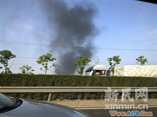 上海一处废品回收站着火消防车被堵路口(组图)