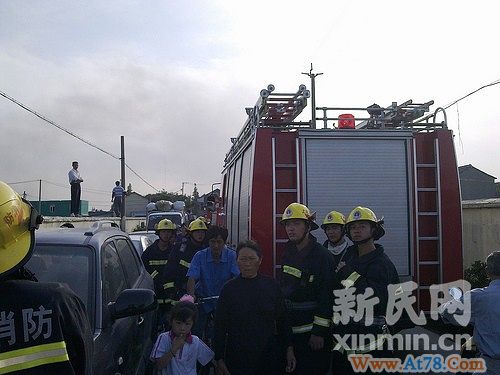 上海一处废品回收站着火消防车被堵路口(组图)