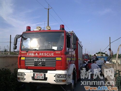 上海一处废品回收站着火消防车被堵路口(组图)