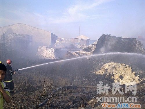 上海一处废品回收站着火消防车被堵路口(组图)