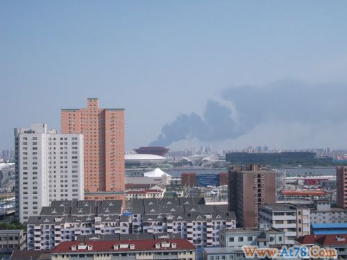 据称上海一座工厂发生火灾市区可见浓烟