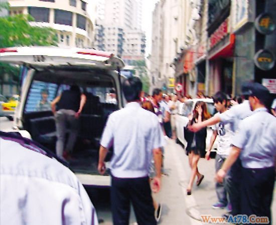 广州警方荷枪实弹清查KTV带回近600人调查(图)